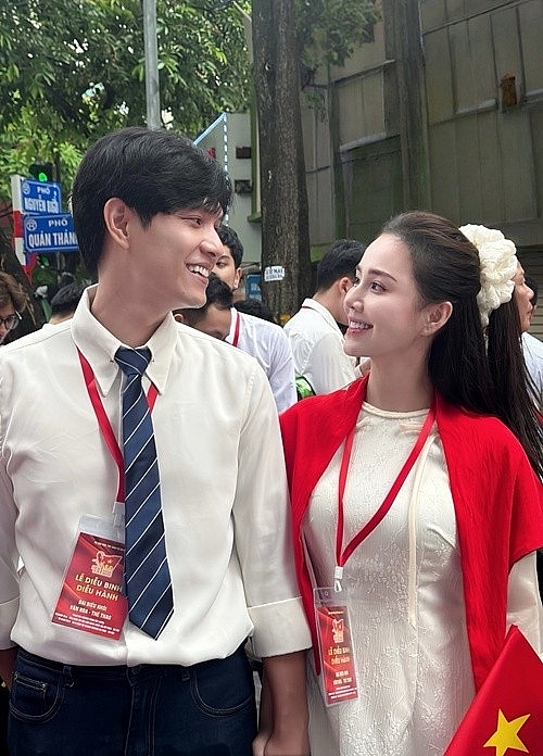 Cặp đôi phim VTV gây chú ý khi tham gia diễu binh A80