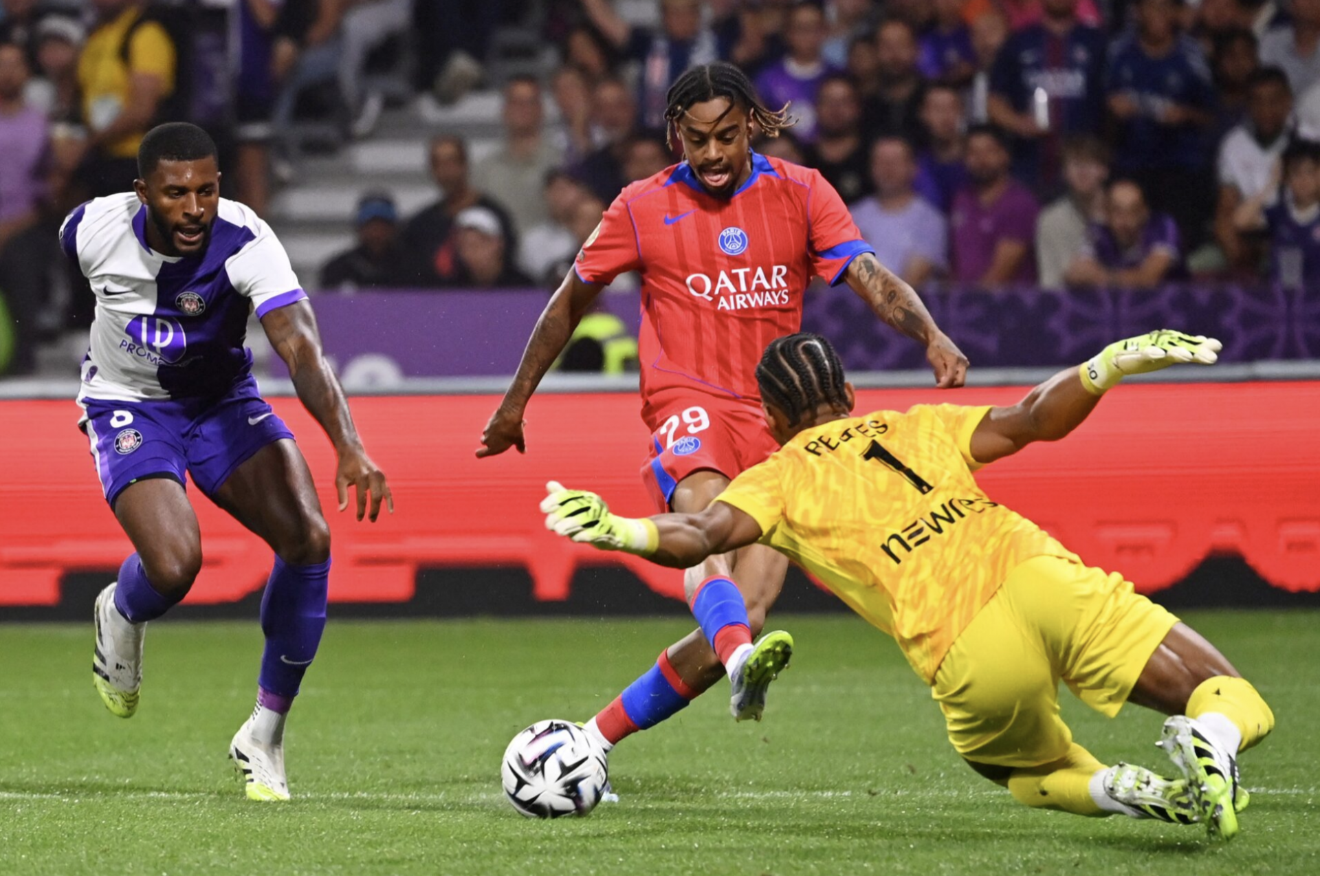 PSG thắng đậm Toulouse nhờ hat-trick siêu phẩm của Joao Neves