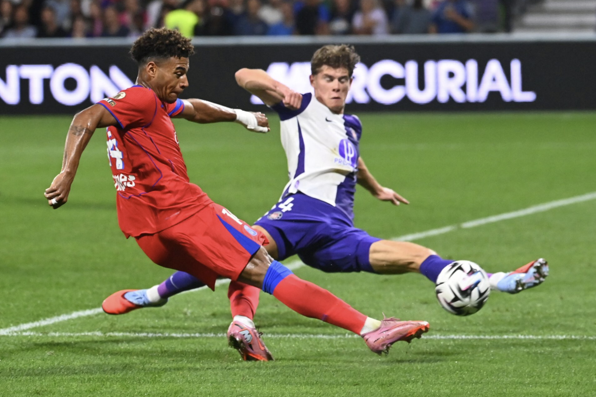 PSG thắng đậm Toulouse nhờ hat-trick siêu phẩm của Joao Neves