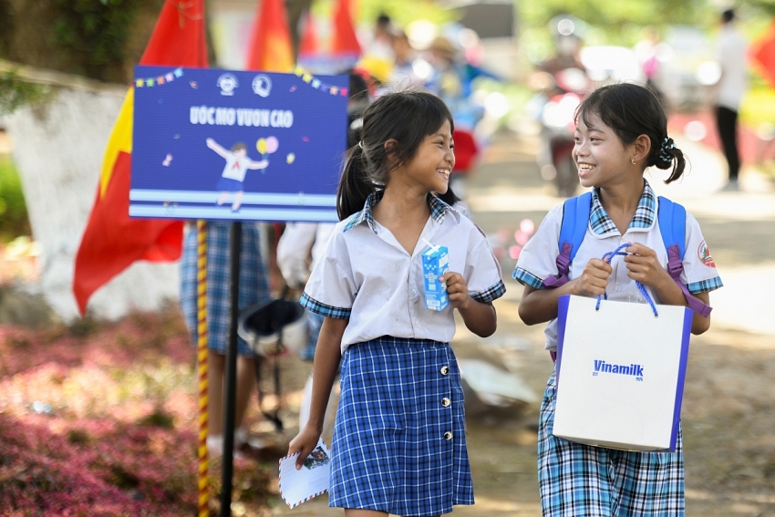 50 năm Vinamilk: bền bỉ chăm sóc nền tảng cho thế hệ Việt Nam tương lai 50 năm Vinamilk: bền bỉ chăm sóc nền tảng cho thế hệ Việt Nam tương lai