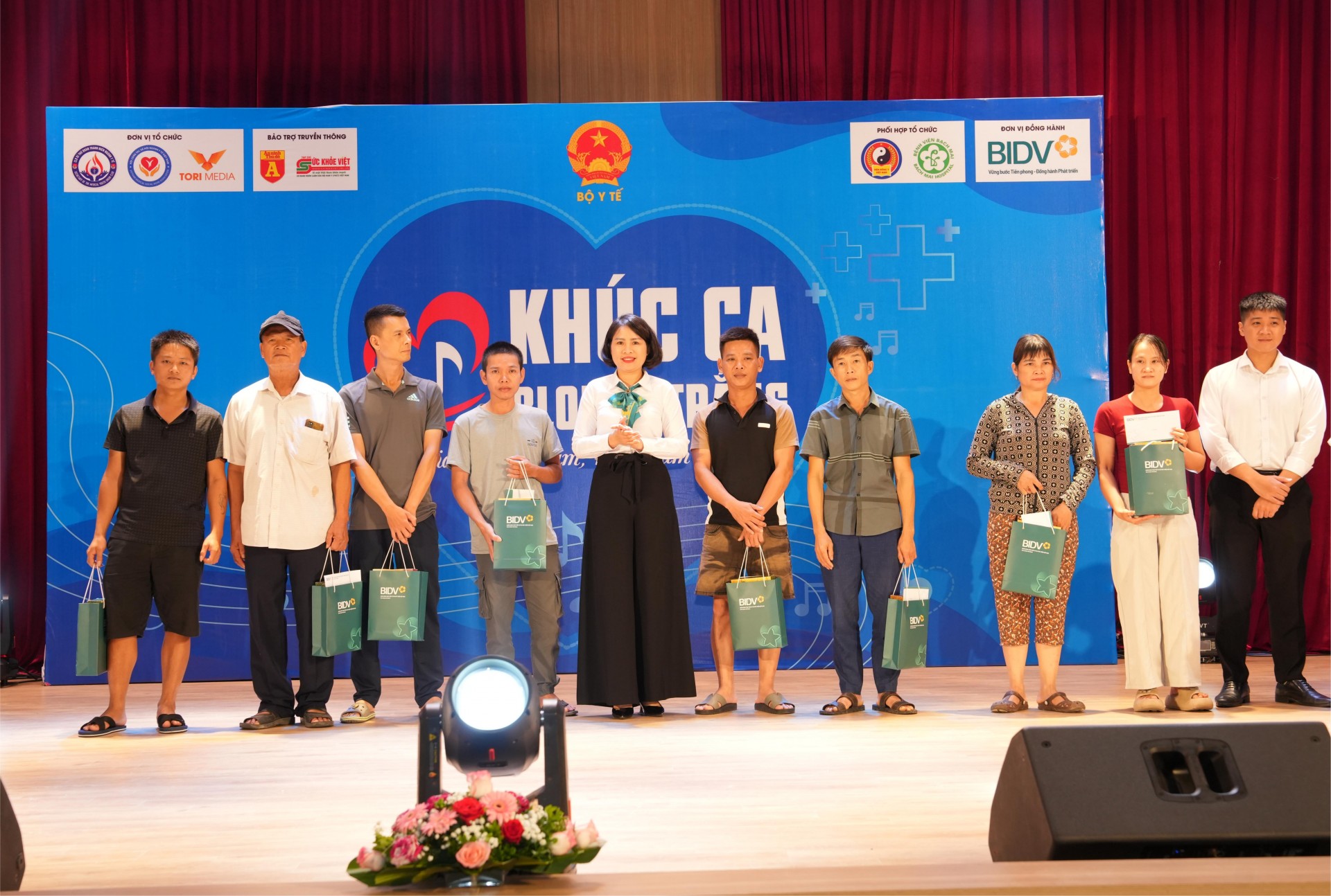 Khúc Ca Blouse Trắng 2026