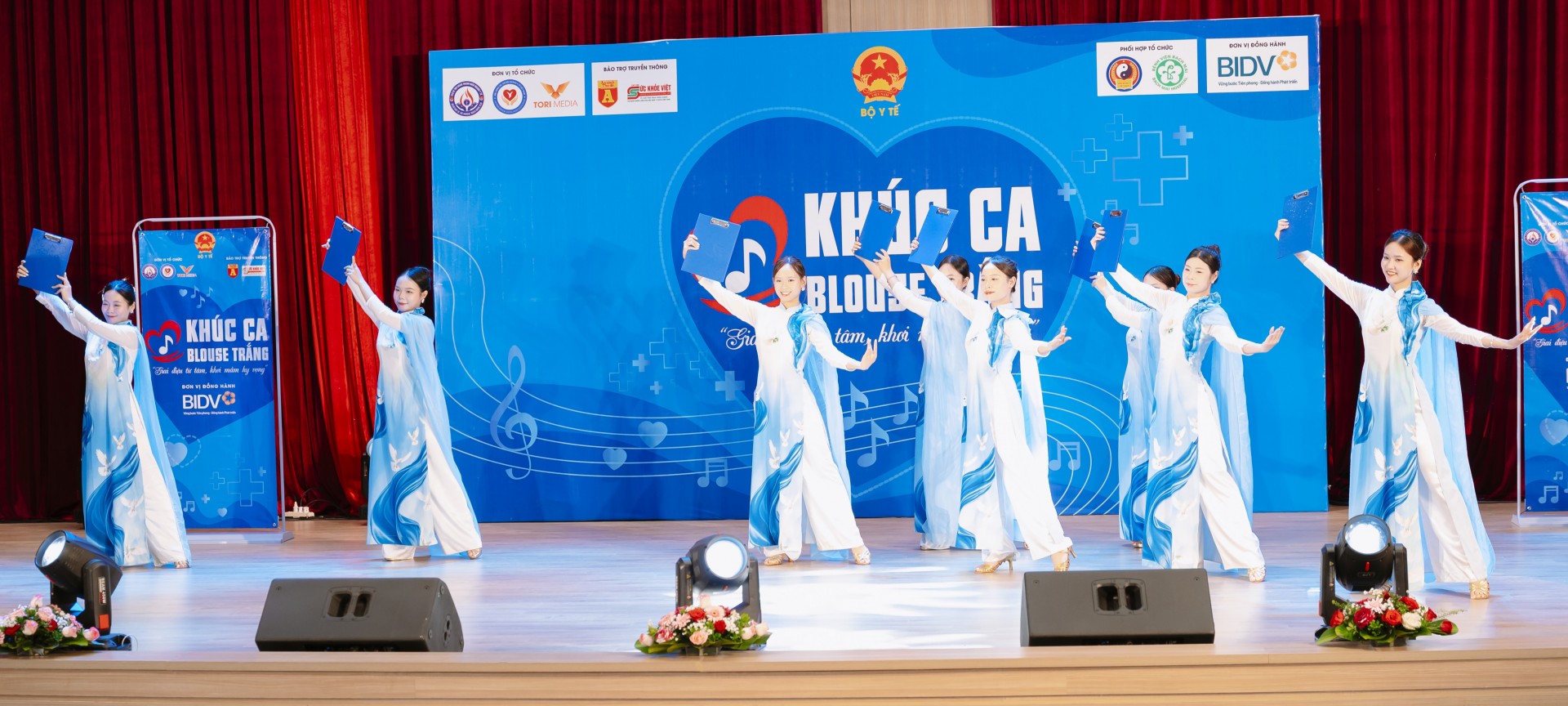 Khúc Ca Blouse Trắng 2026