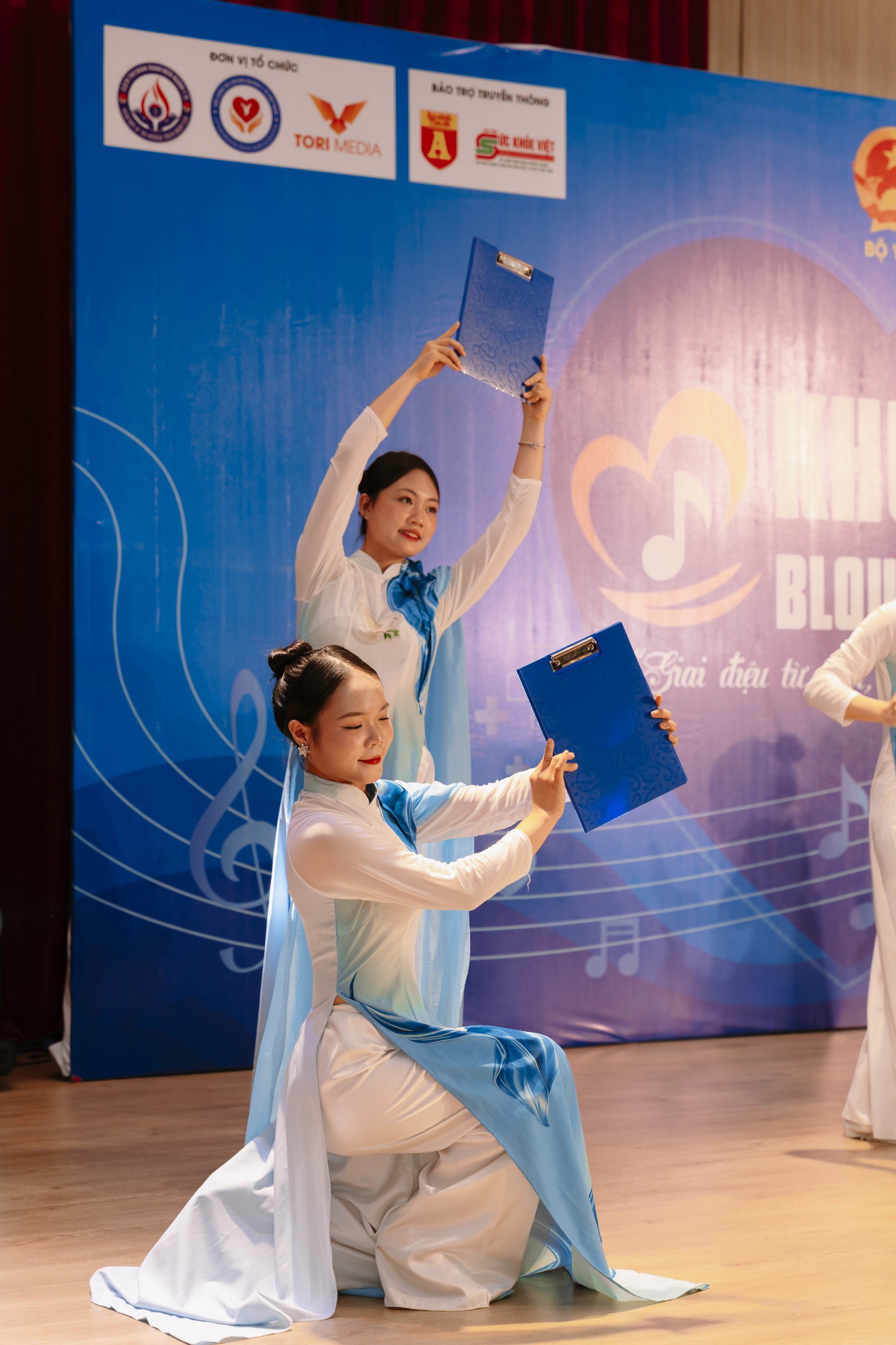 Khúc Ca Blouse Trắng 2026