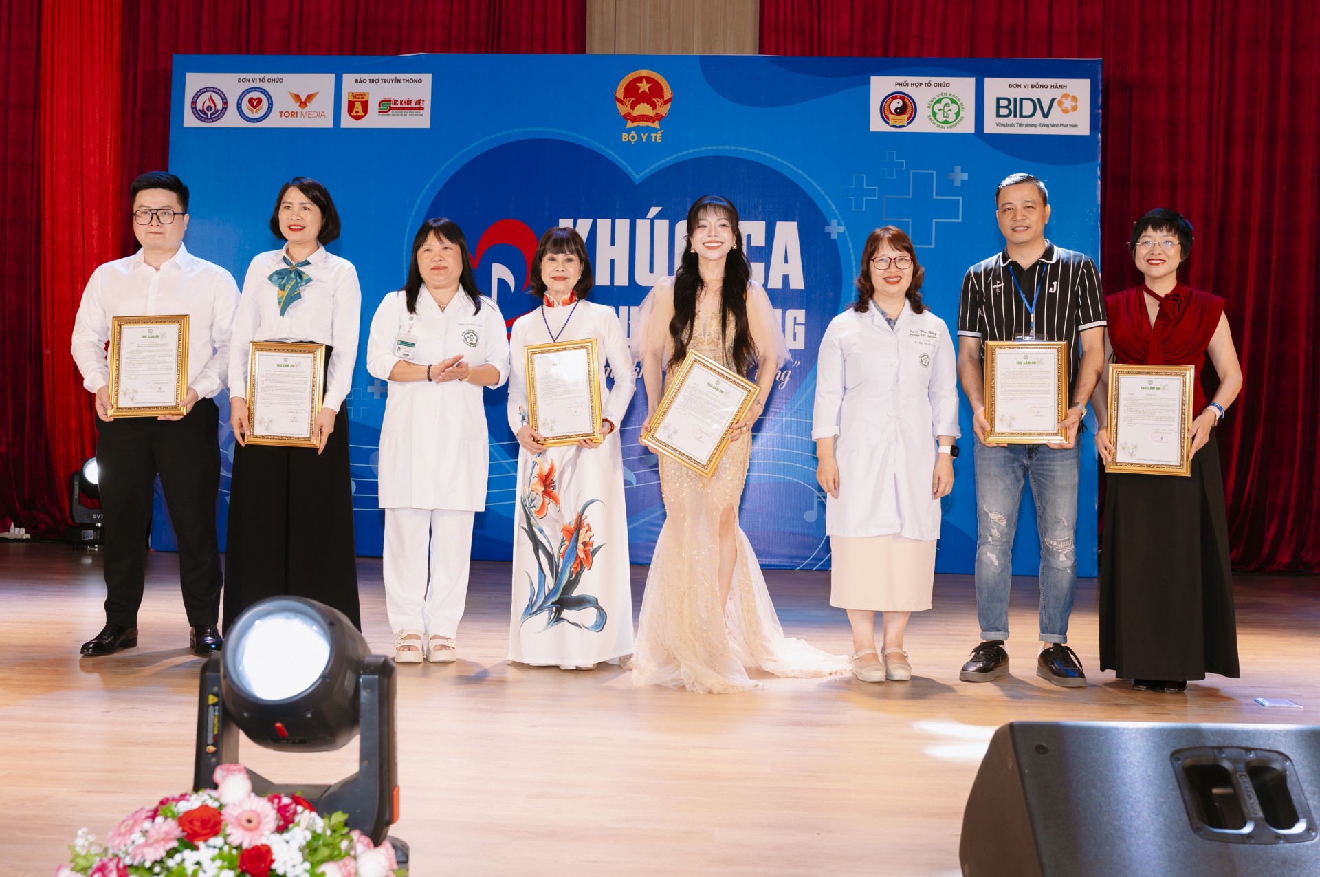 Khúc Ca Blouse Trắng 2026