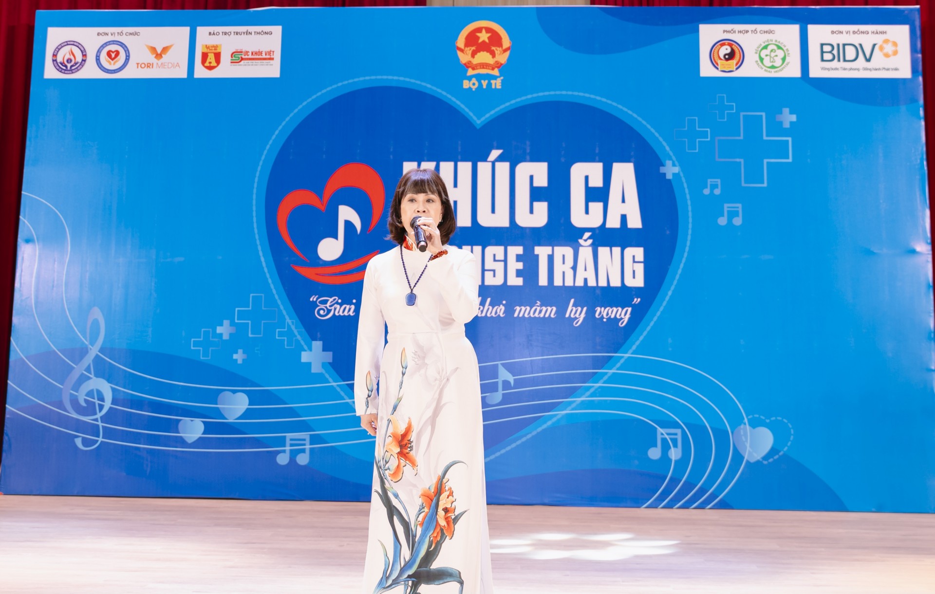Khúc Ca Blouse Trắng 2026