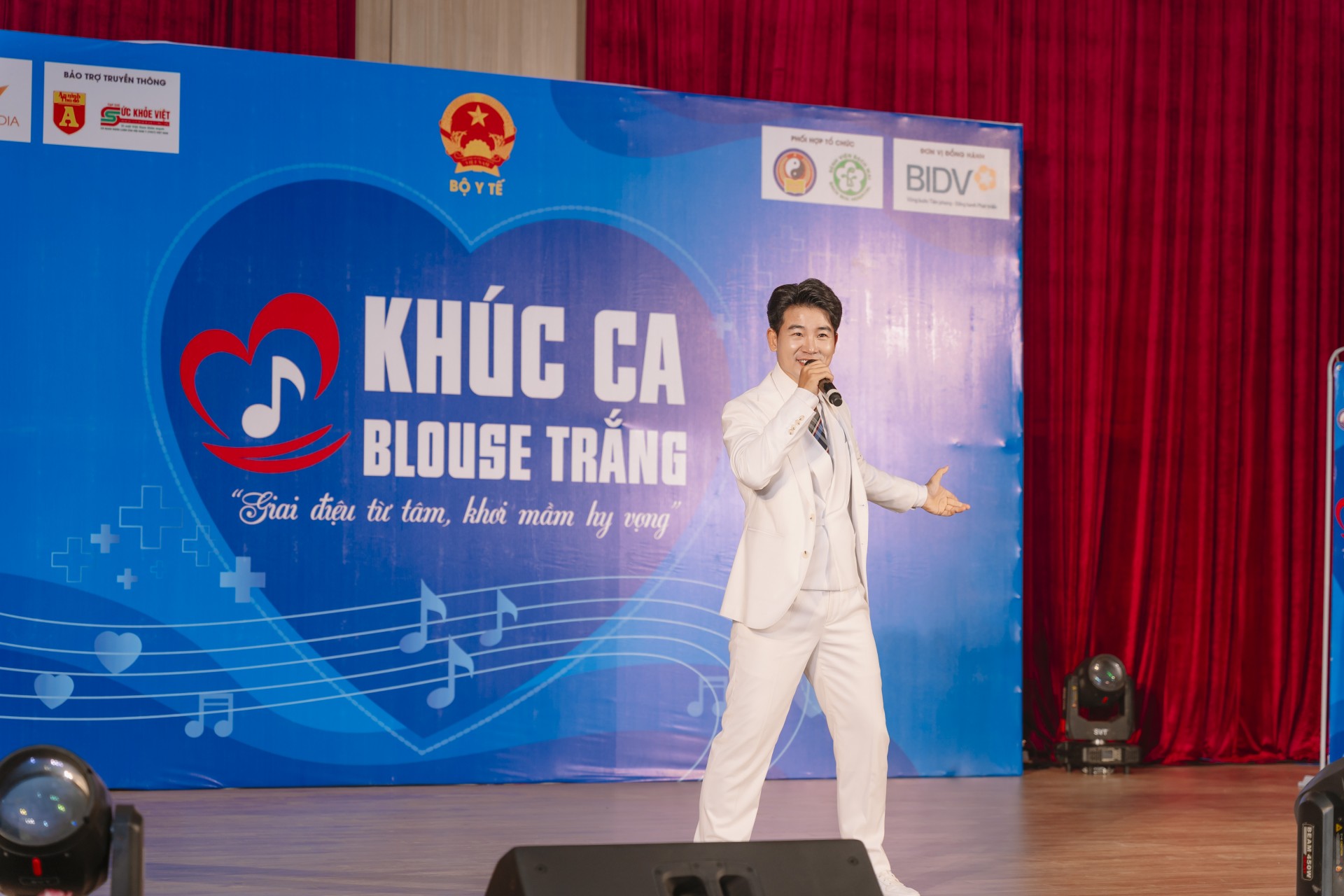 Khúc Ca Blouse Trắng 2026