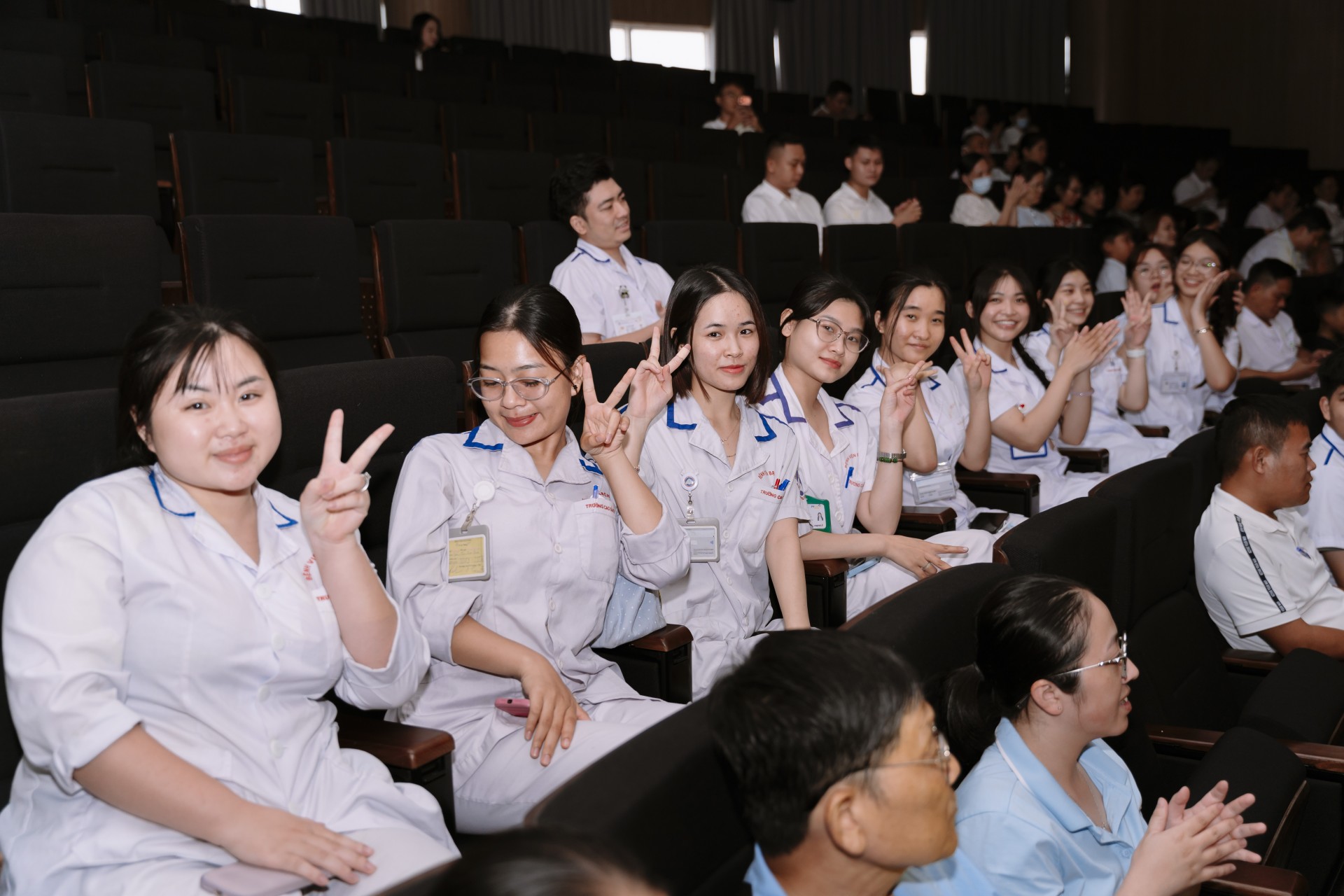 Khúc Ca Blouse Trắng 2026