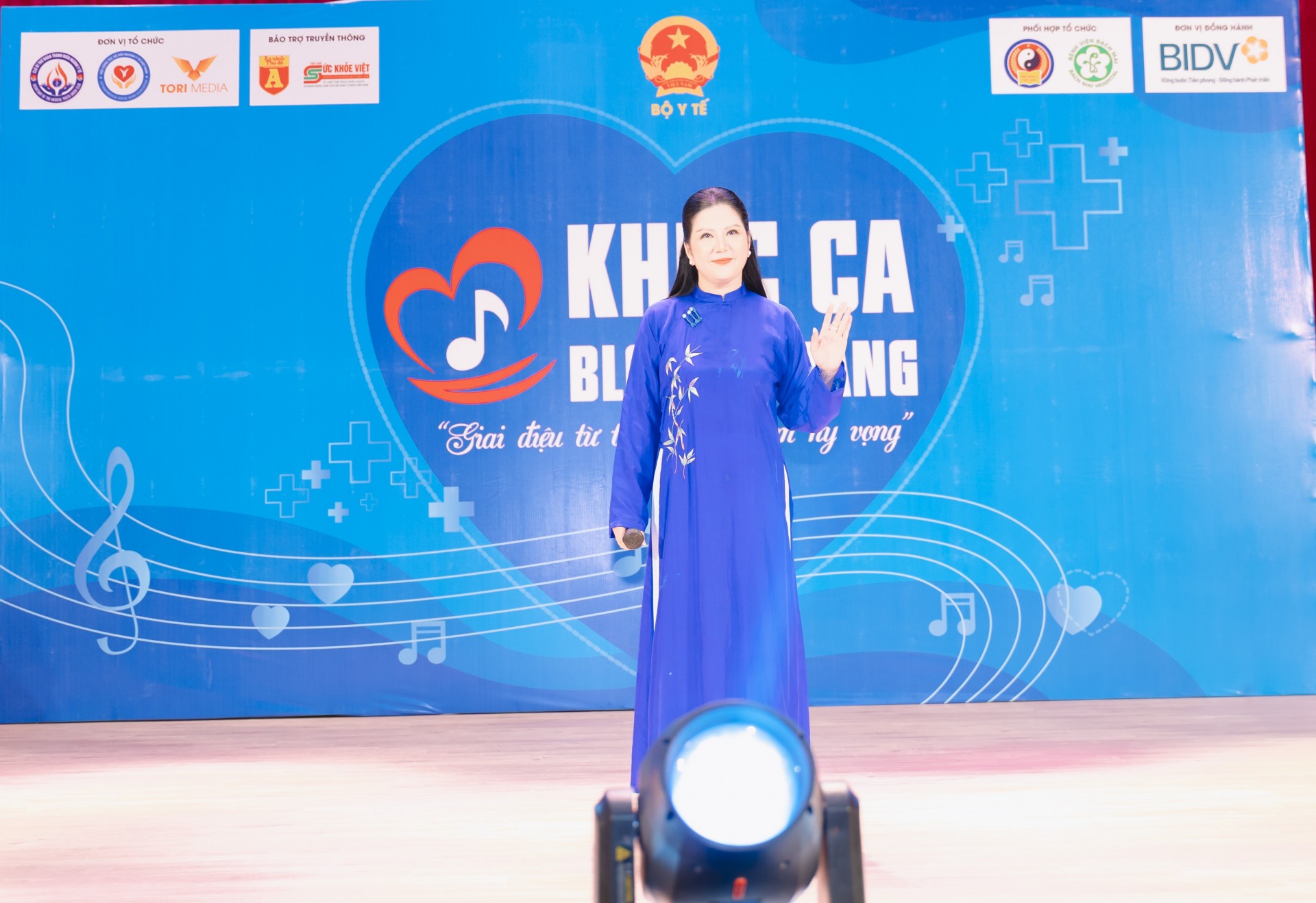 Khúc Ca Blouse Trắng 2026
