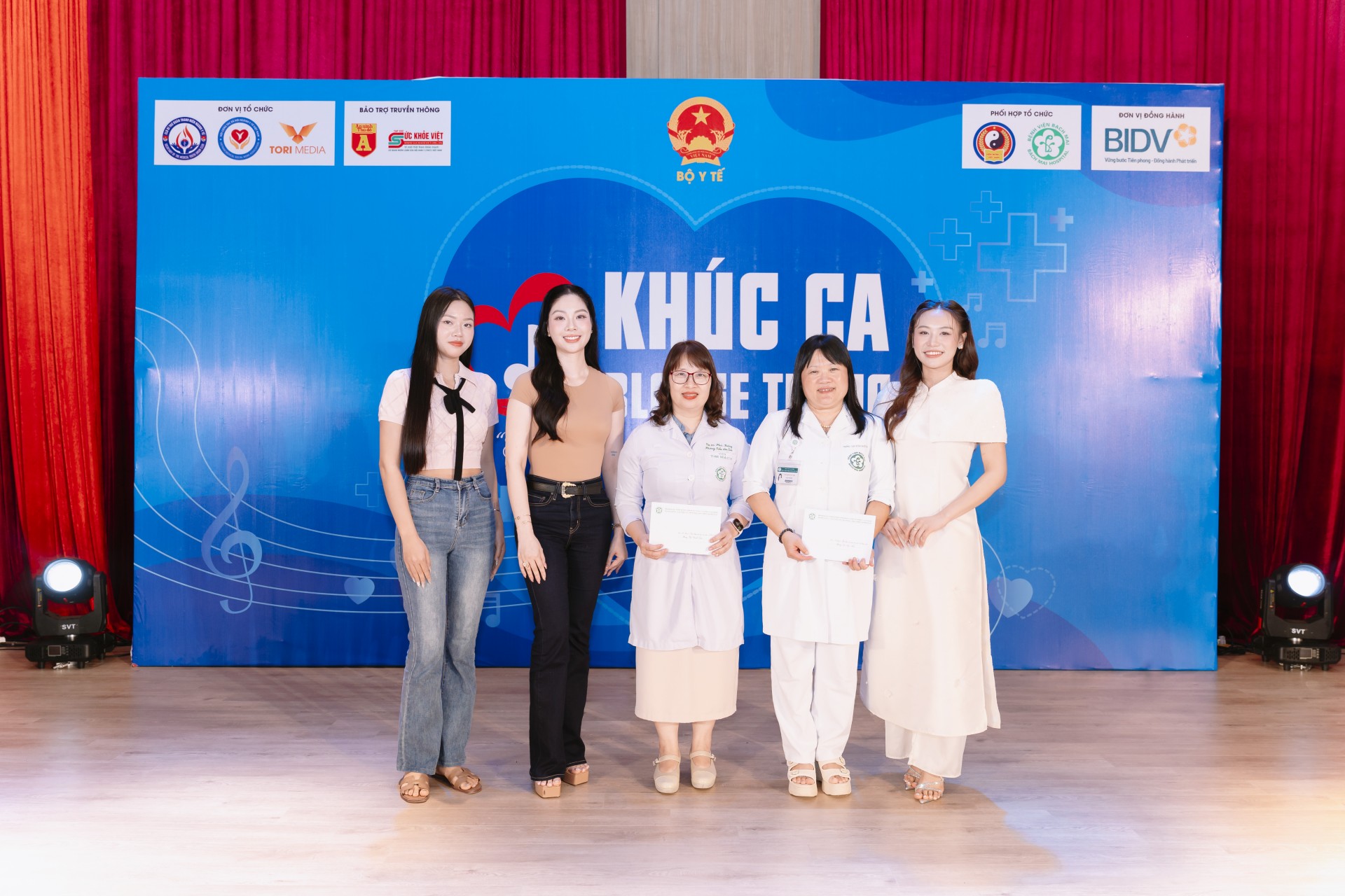 Khúc Ca Blouse Trắng 2026
