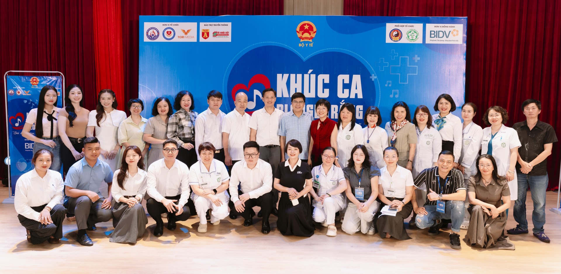 Khúc Ca Blouse Trắng 2026