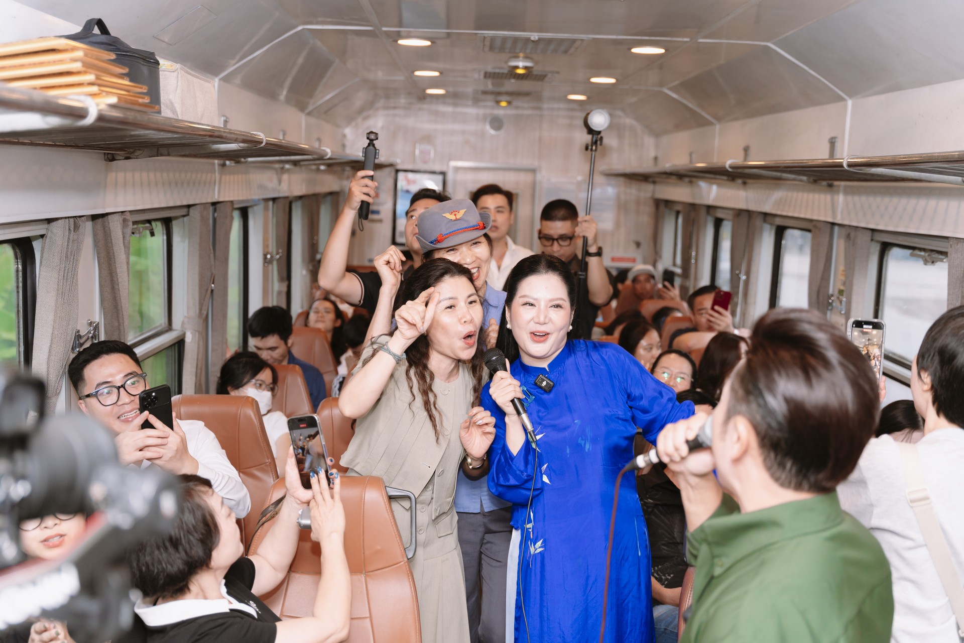 Khúc Ca Blouse Trắng 2026