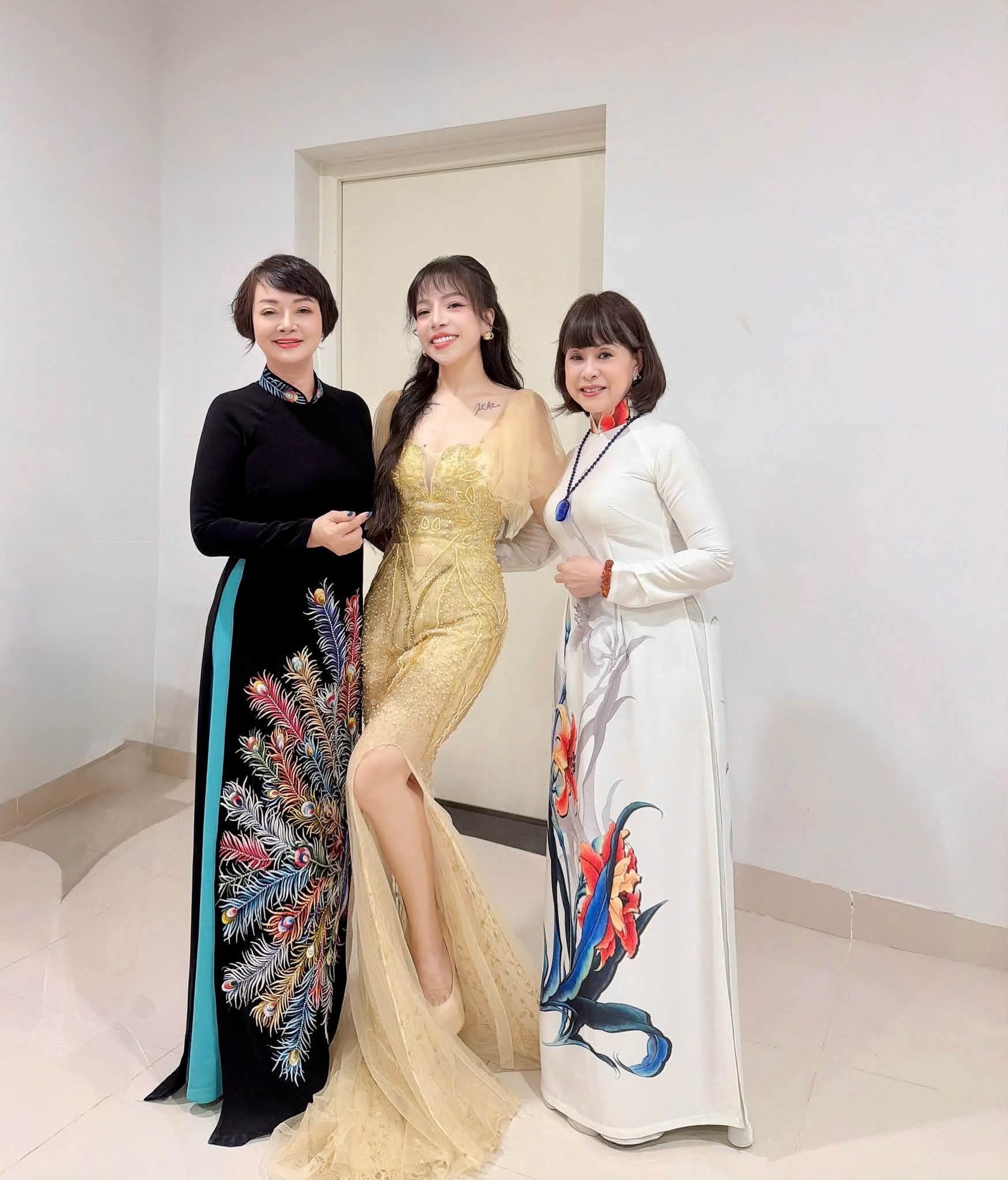 Khúc Ca Blouse Trắng 2026