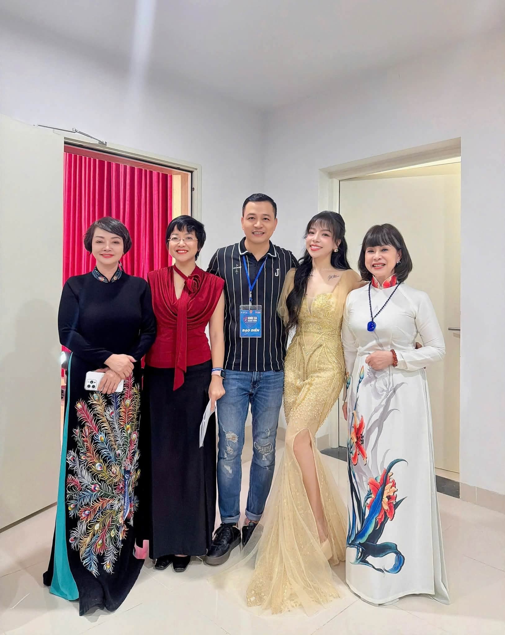 Khúc Ca Blouse Trắng 2026