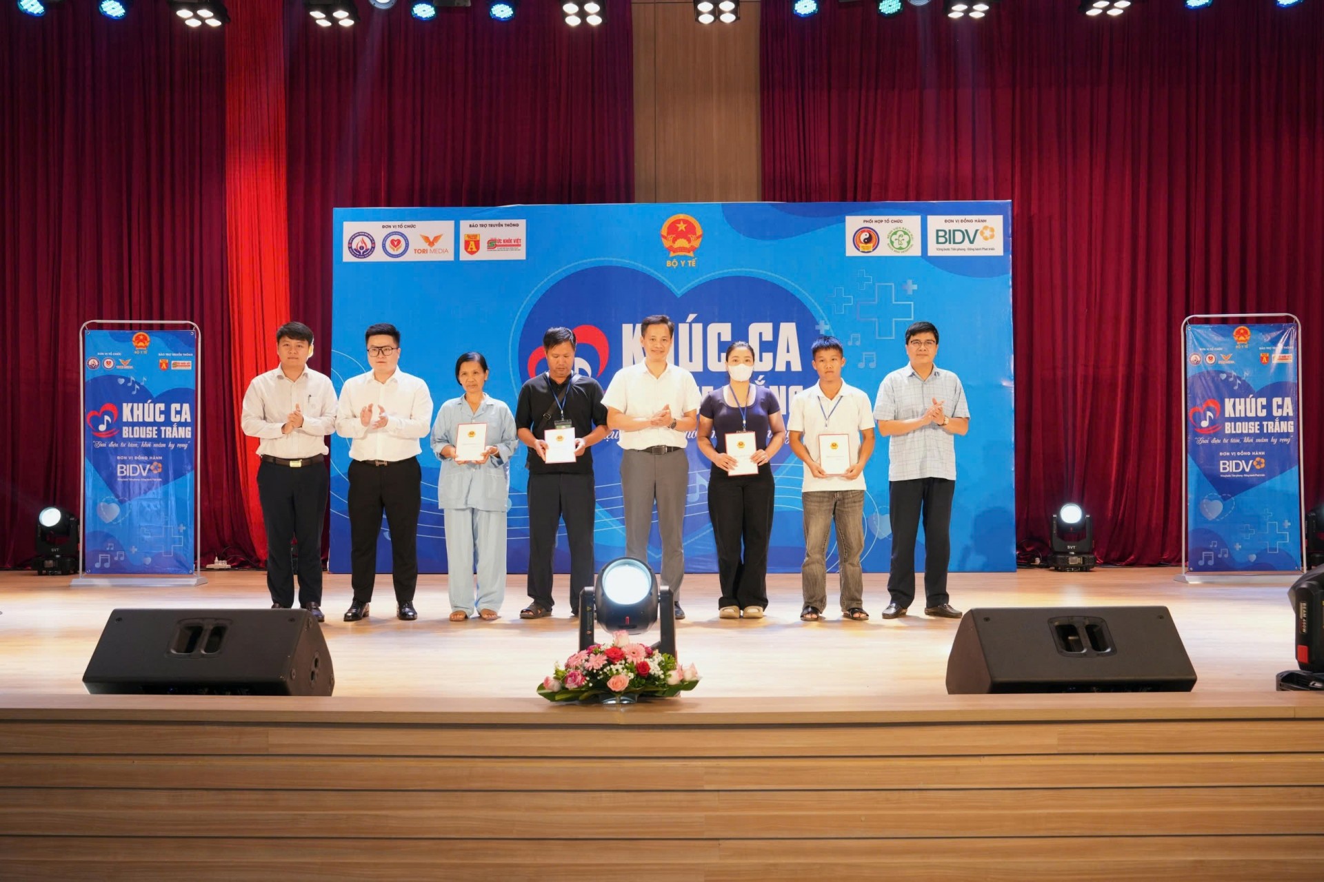 Khúc Ca Blouse Trắng 2026
