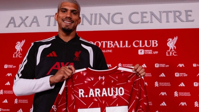 Liverpool hoàn tất mượn Ronald Araujo từ Barca để giải quyết cuộc khủng hoảng hàng phòng ngự