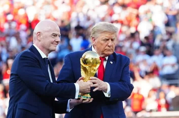 Chủ tịch FIFA chịu sức ép rời ghế, Tổng thống Trump lên tiếng "đỡ lời"