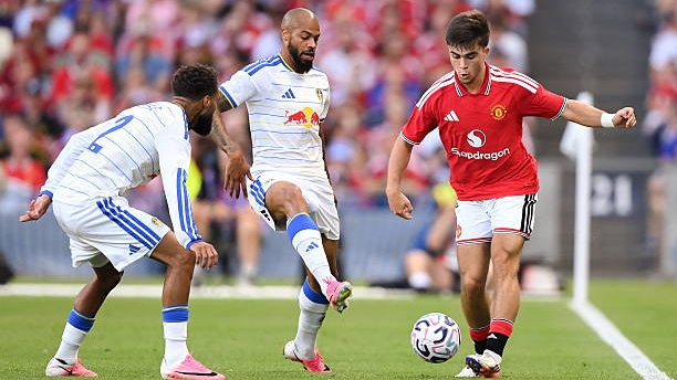 Manchester United giải bài toán vị trí hậu vệ trái nhờ tài năng trẻ Harry Amass