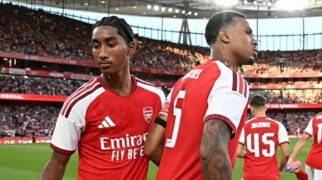 Trung vệ 16 tuổi Marli Salmon trở thành phương án chất lượng cho Arsenal khi Saliba chấn thương