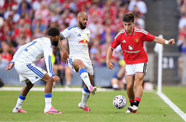 Manchester United giải bài toán vị trí hậu vệ trái nhờ tài năng trẻ Harry Amass