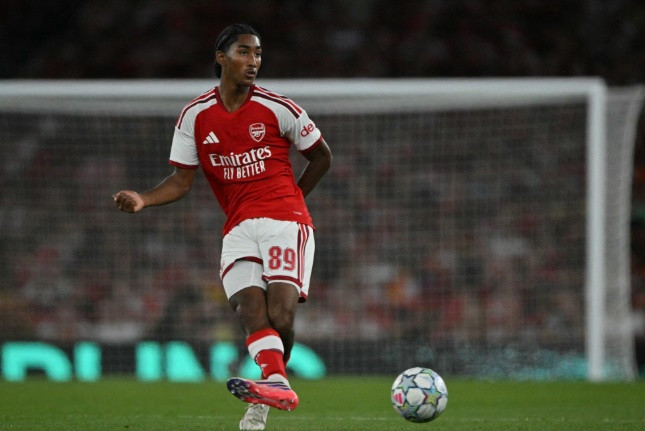 Trung vệ 16 tuổi Marli Salmon trở thành phương án chất lượng cho Arsenal khi Saliba chấn thương