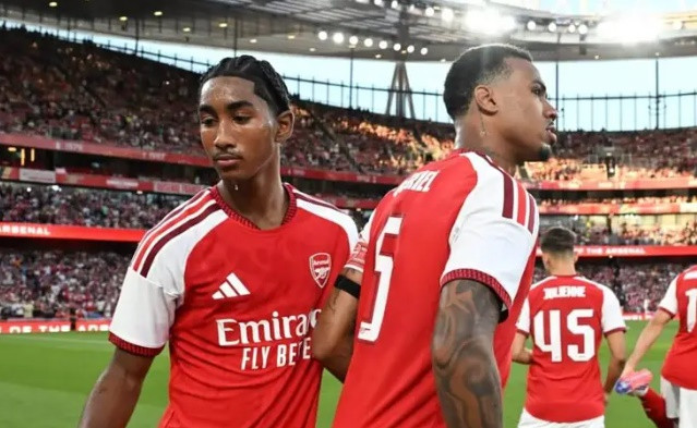 Trung vệ 16 tuổi Marli Salmon trở thành phương án chất lượng cho Arsenal khi Saliba chấn thương