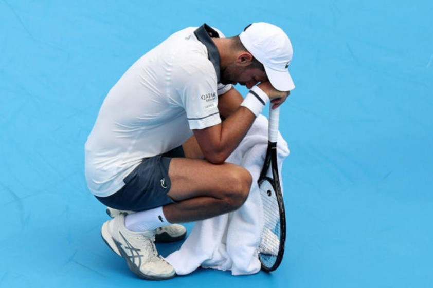 Novak Djokovic dính sự cố sức khỏe nghiêm trọng, thua ngược Tirante...