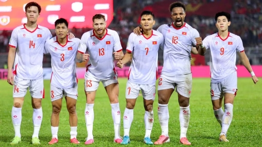 Arsenal sẵn sàng cho phép hậu vệ Ben White gia nhập Everton nếu chiêu mộ thành công Ezri Konsa