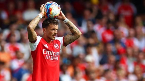 Arsenal sẵn sàng cho phép hậu vệ Ben White gia nhập Everton nếu chiêu mộ thành công Ezri Konsa