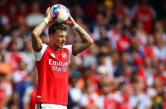Arsenal sẵn sàng cho phép hậu vệ Ben White gia nhập Everton nếu chiêu mộ thành công Ezri Konsa