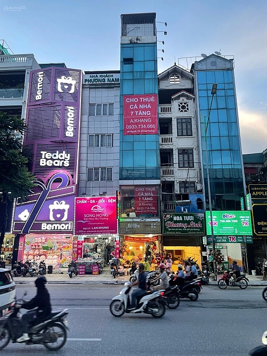 Siết vỉa hè, mặt bằng bán lẻ nhà phố thêm lao đao