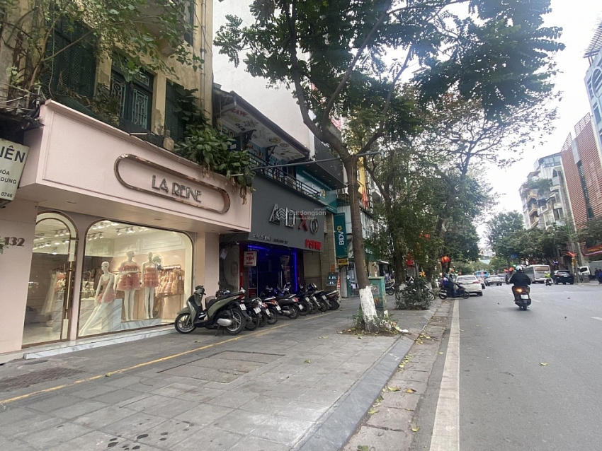 Siết vỉa hè, mặt bằng bán lẻ nhà phố thêm lao đao