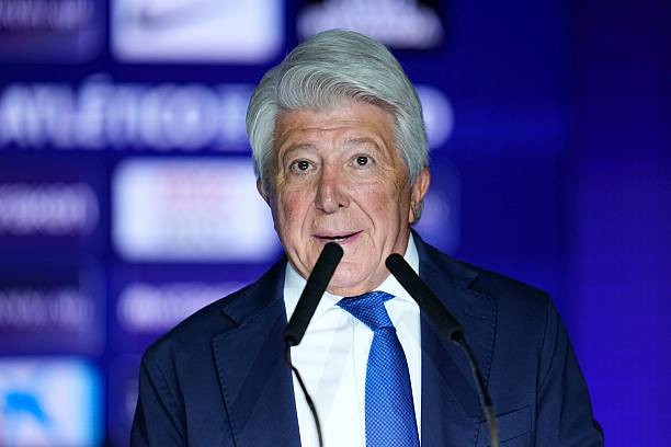 Chủ tịch Atletico Madrid Enrique Cerezo lên tiếng chỉ trích cách đàm phán của Barcelona