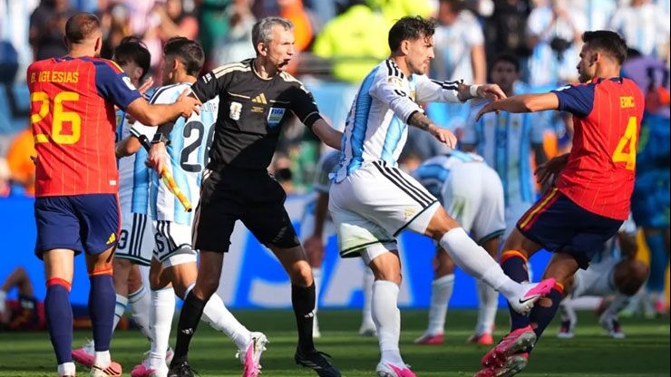 FIFA chấp thuận cho Leandro Paredes và tuyển Argentina thụ án treo giò ở các trận giao hữu
