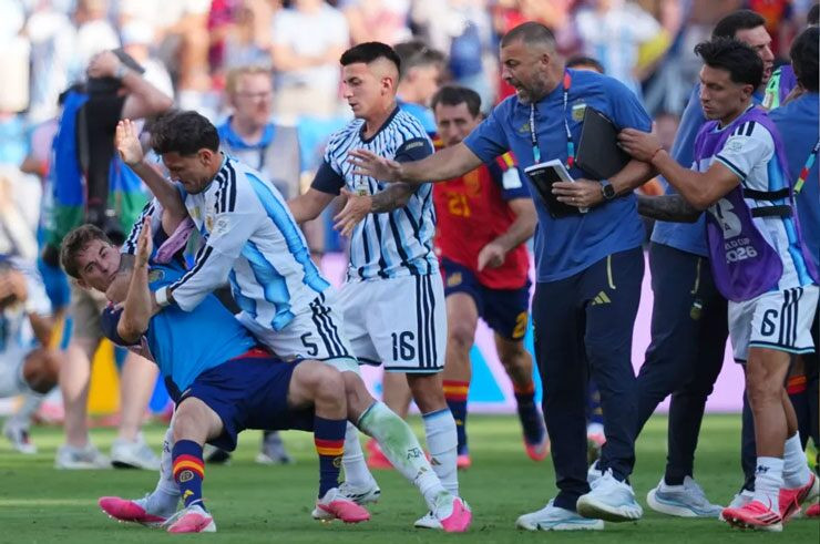 FIFA chấp thuận cho Leandro Paredes và tuyển Argentina thụ án treo giò ở các trận giao hữu