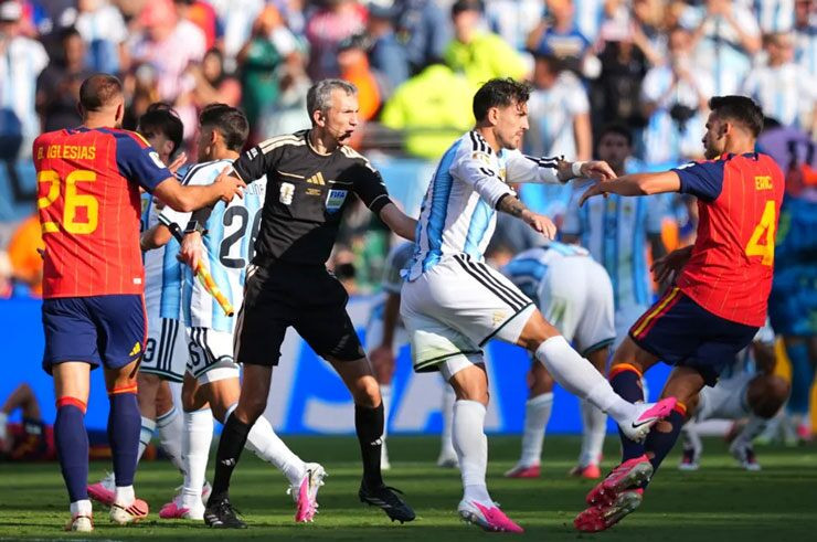 FIFA chấp thuận cho Leandro Paredes và tuyển Argentina thụ án treo giò ở các trận giao hữu