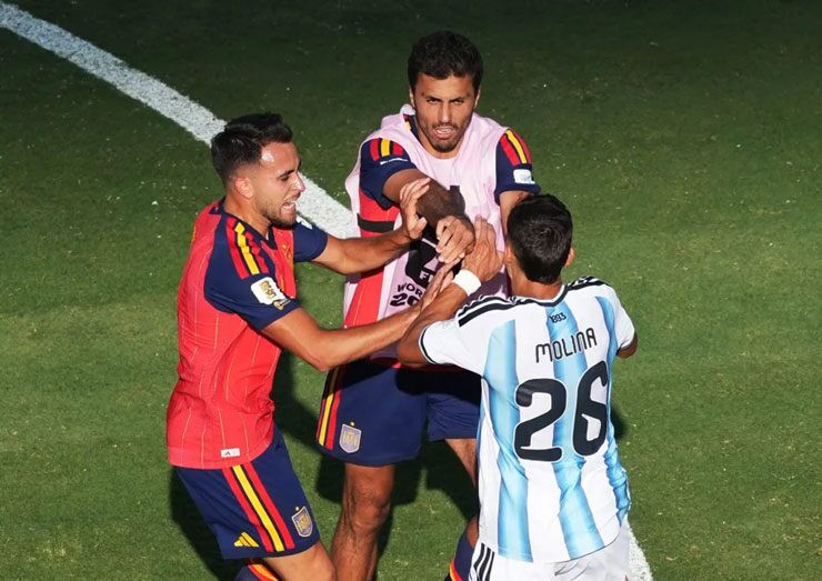FIFA chấp thuận cho Leandro Paredes và tuyển Argentina thụ án treo giò ở các trận giao hữu
