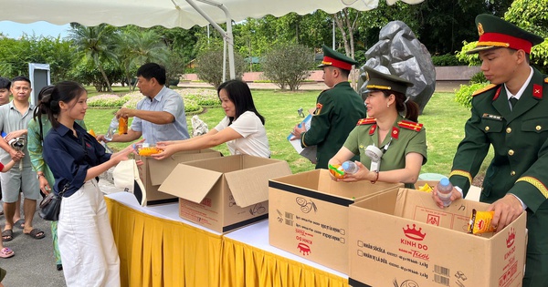 Hà Nội tặng 45.000 suất quà cho du khách viếng Lăng Chủ tịch Hồ Chí Minh dịp 2/9