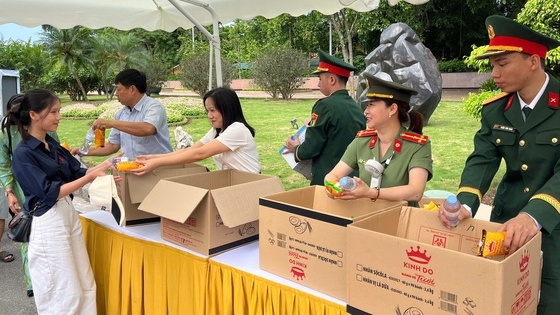 Hà Nội tặng 45.000 suất quà cho du khách viếng Lăng Chủ tịch Hồ Chí Minh dịp 2/9