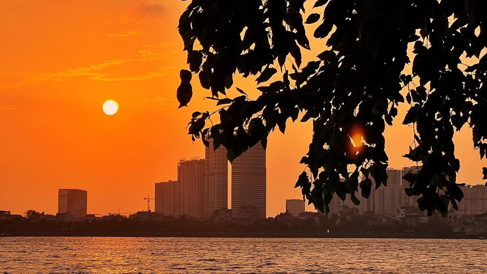 4 điểm hẹn ngắm Hà Nội chuyển màu lúc hoàng hôn