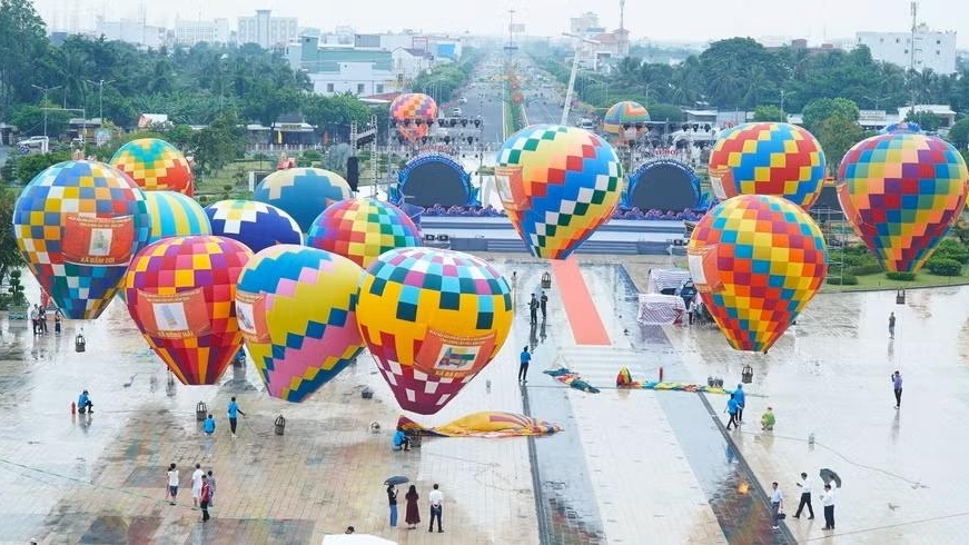 Cận cảnh khinh khí cầu lớn nhất Việt Nam bay ở Cà Mau