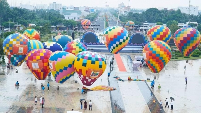 Cận cảnh khinh khí cầu lớn nhất Việt Nam bay ở Cà Mau