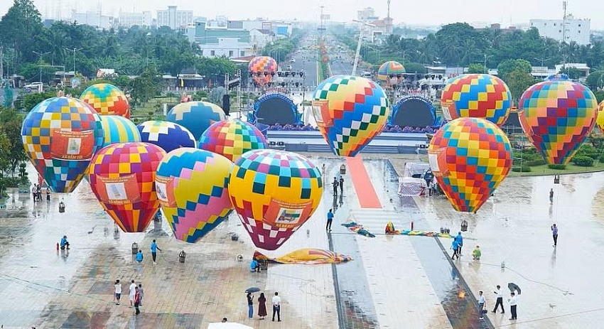 Cận cảnh khinh khí cầu lớn nhất Việt Nam bay ở Cà Mau