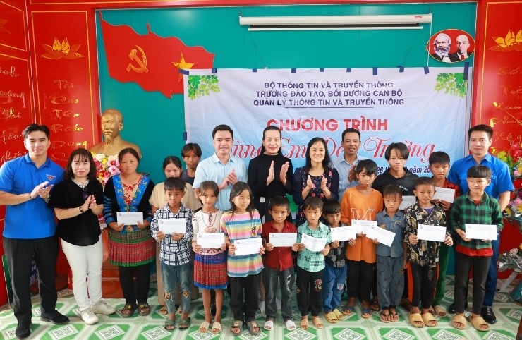 Dự án “Phát triển báo chí Việt Nam” tổ chức hoạt động tập huấn và tặng quà cho trẻ em khó khăn tại Lai Châu