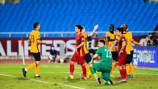 Việt Nam có cần xây thêm một SVĐ hiện đại?: Bóng đá tiến lên, sân vận động đi lùi