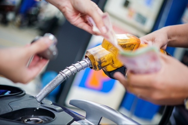 Giá xăng lần thứ ba giảm mạnh, giá dầu giảm