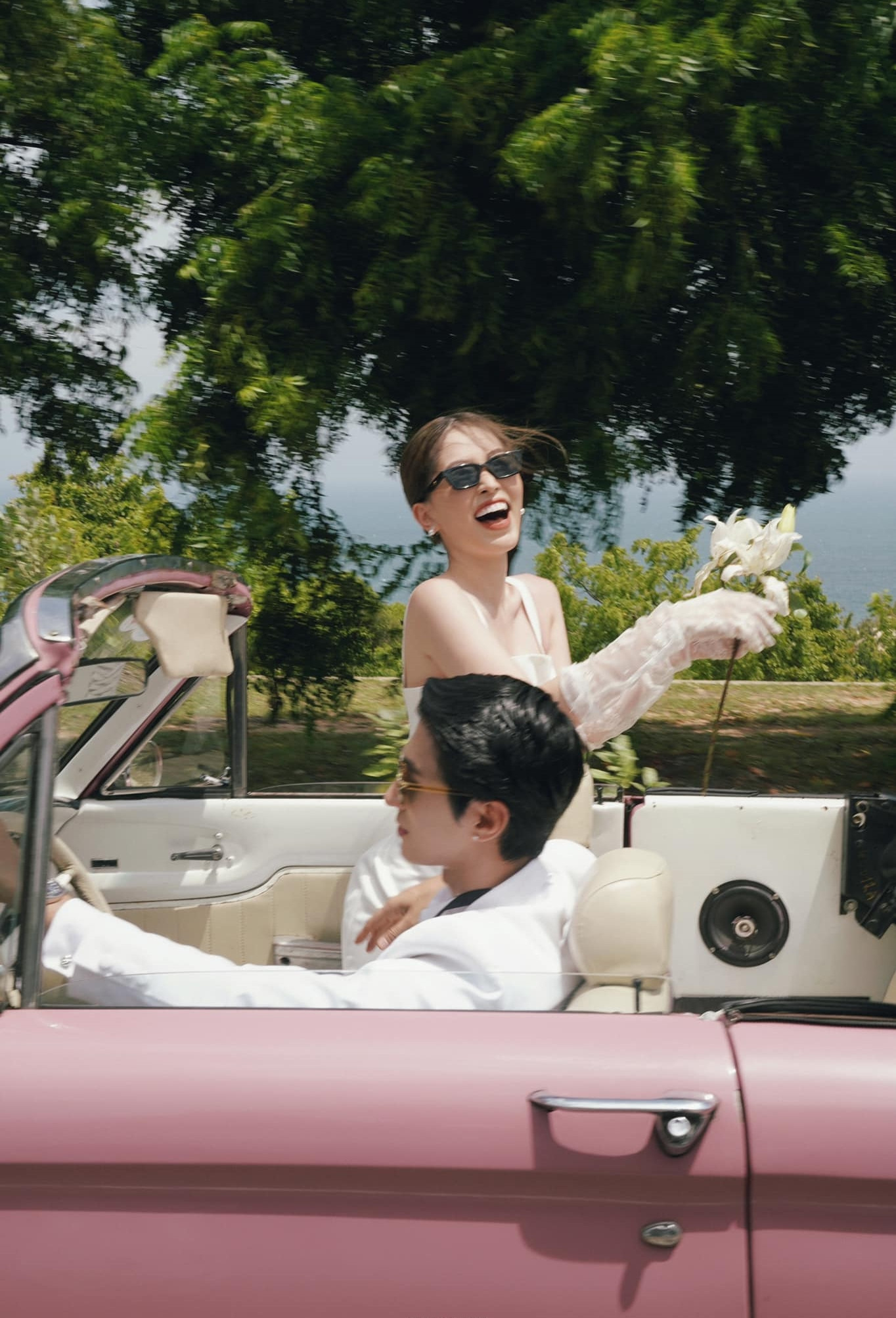 Bình An - Phương Nga tung ảnh cưới lãng mạn bên xe mui trần