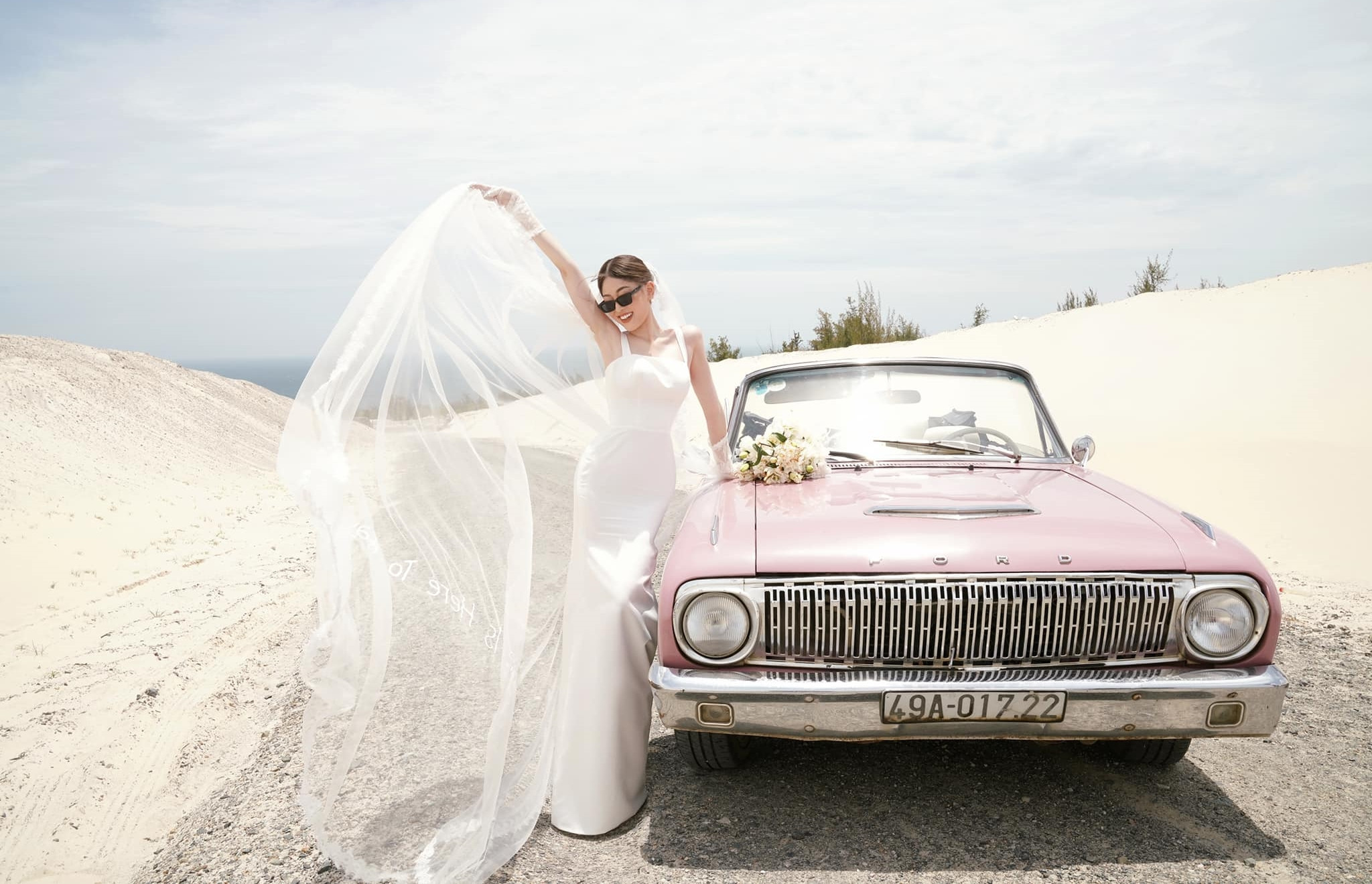Bình An - Phương Nga tung ảnh cưới lãng mạn bên xe mui trần