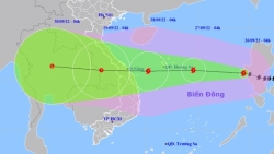 Bão Noru giật cấp 14 khi vào Biển Đông, trở thành cơn bão số 4
