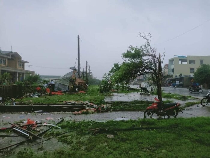 Xót lòng những hình ảnh đầu tiên về sức tàn phá kinh hoàng của bão Noru khi đang hướng vào đất liền