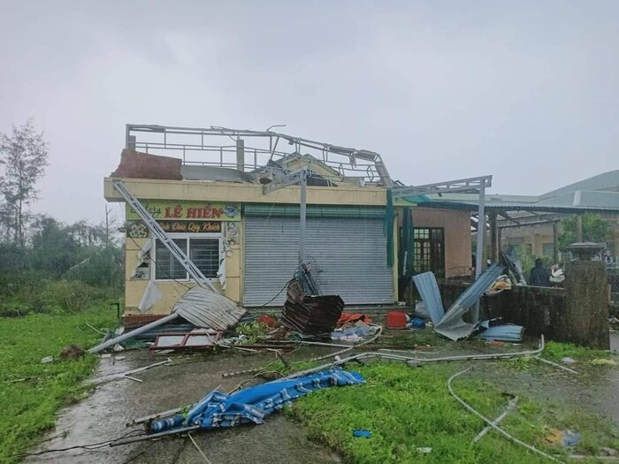 Xót lòng những hình ảnh đầu tiên về sức tàn phá kinh hoàng của bão Noru khi đang hướng vào đất liền